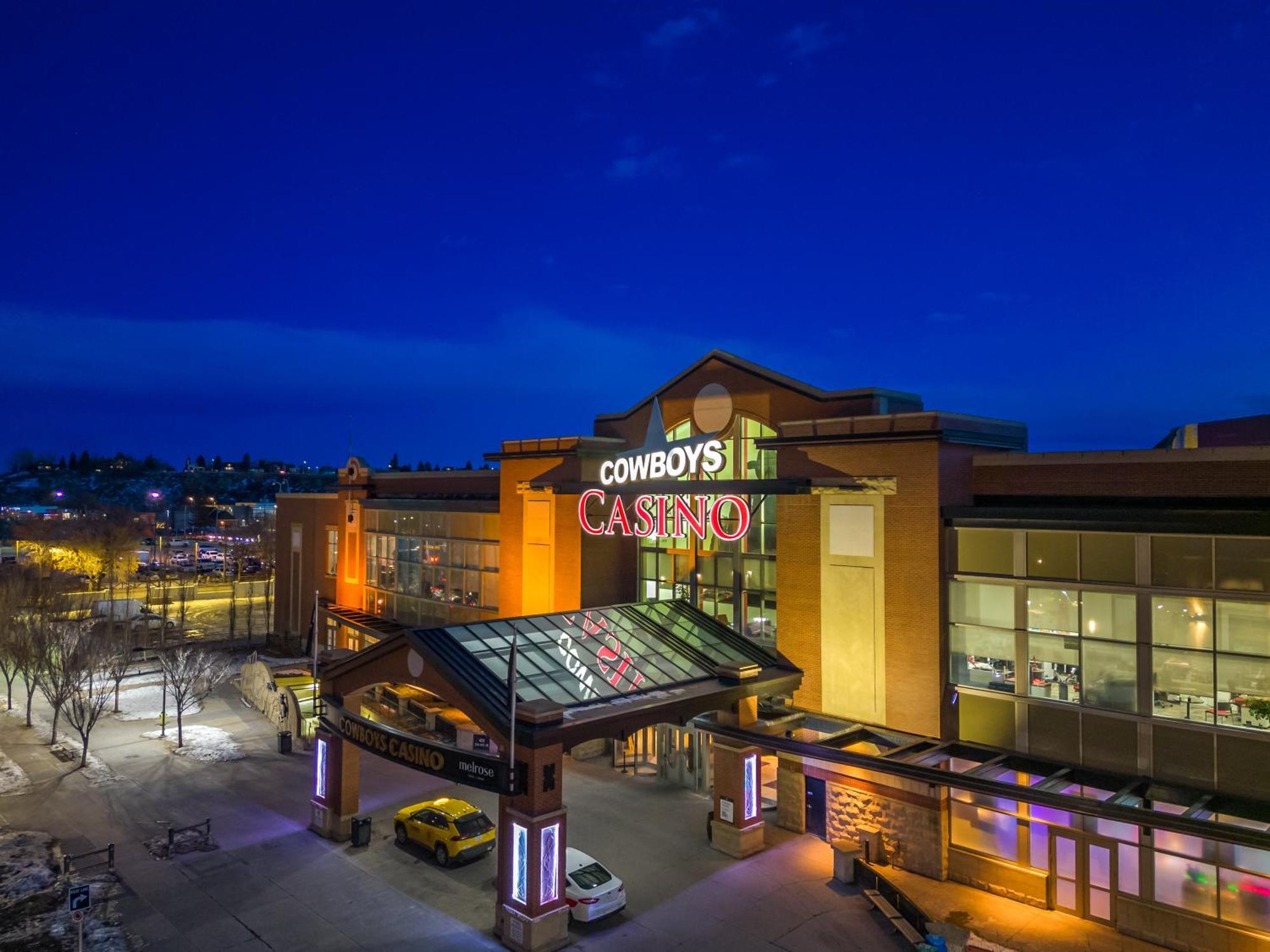 Unbeatable Downtown Experience- Walk To Bars, Casino, Stampede & Saddledome Plus Bonus Banff Pass, Parking & Wine! Calgary Zewnętrze zdjęcie