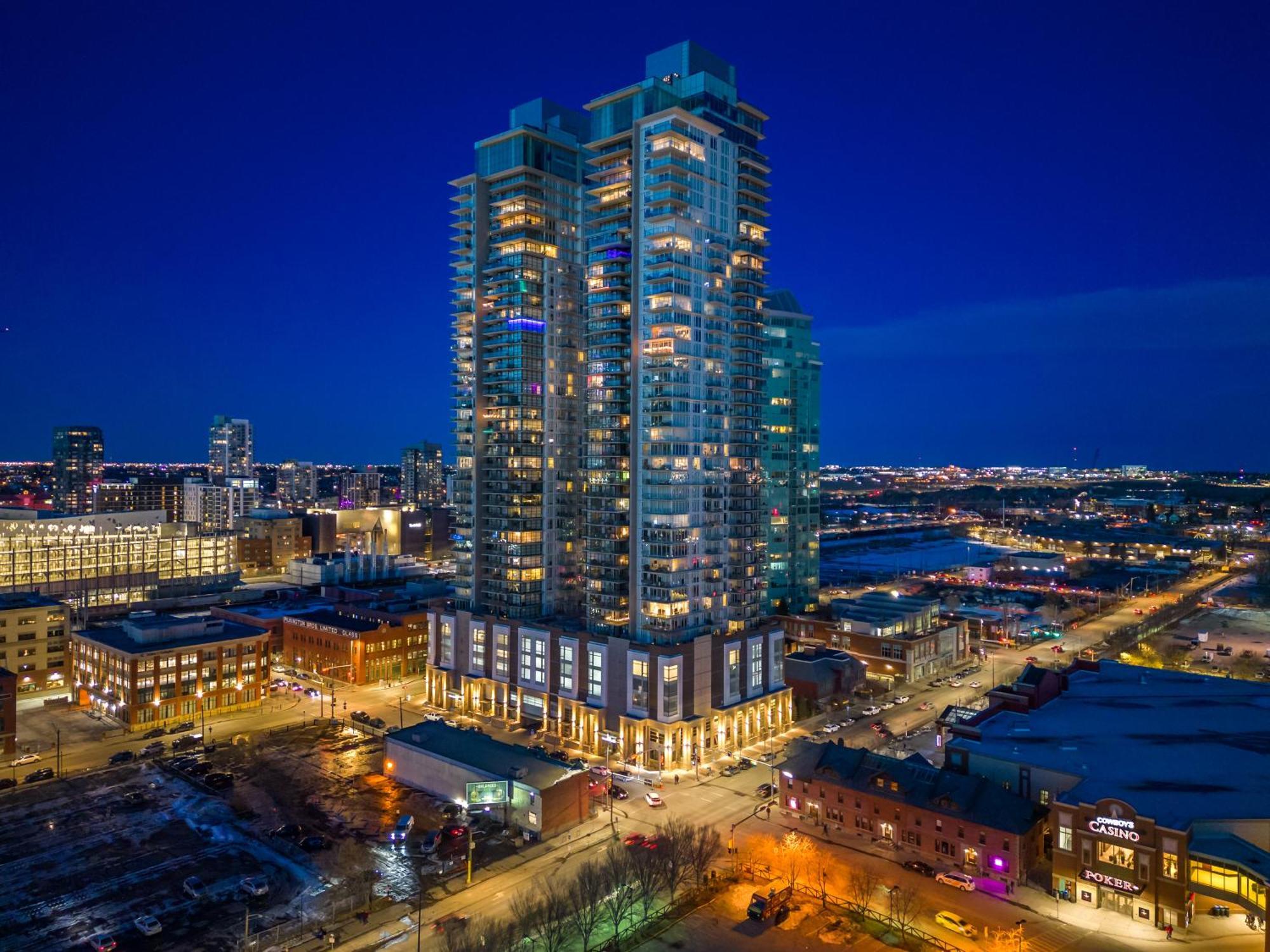 Unbeatable Downtown Experience- Walk To Bars, Casino, Stampede & Saddledome Plus Bonus Banff Pass, Parking & Wine! Calgary Zewnętrze zdjęcie