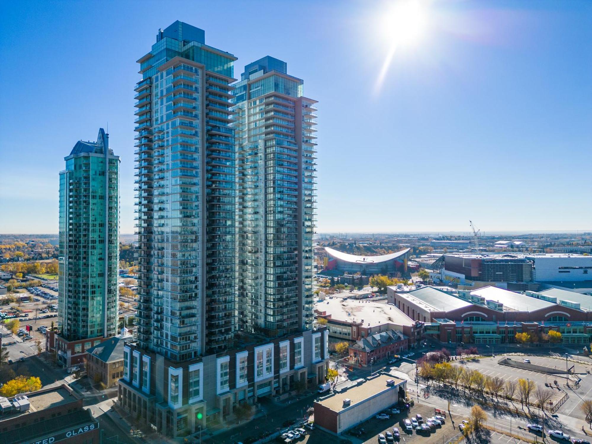 Unbeatable Downtown Experience- Walk To Bars, Casino, Stampede & Saddledome Plus Bonus Banff Pass, Parking & Wine! Calgary Zewnętrze zdjęcie