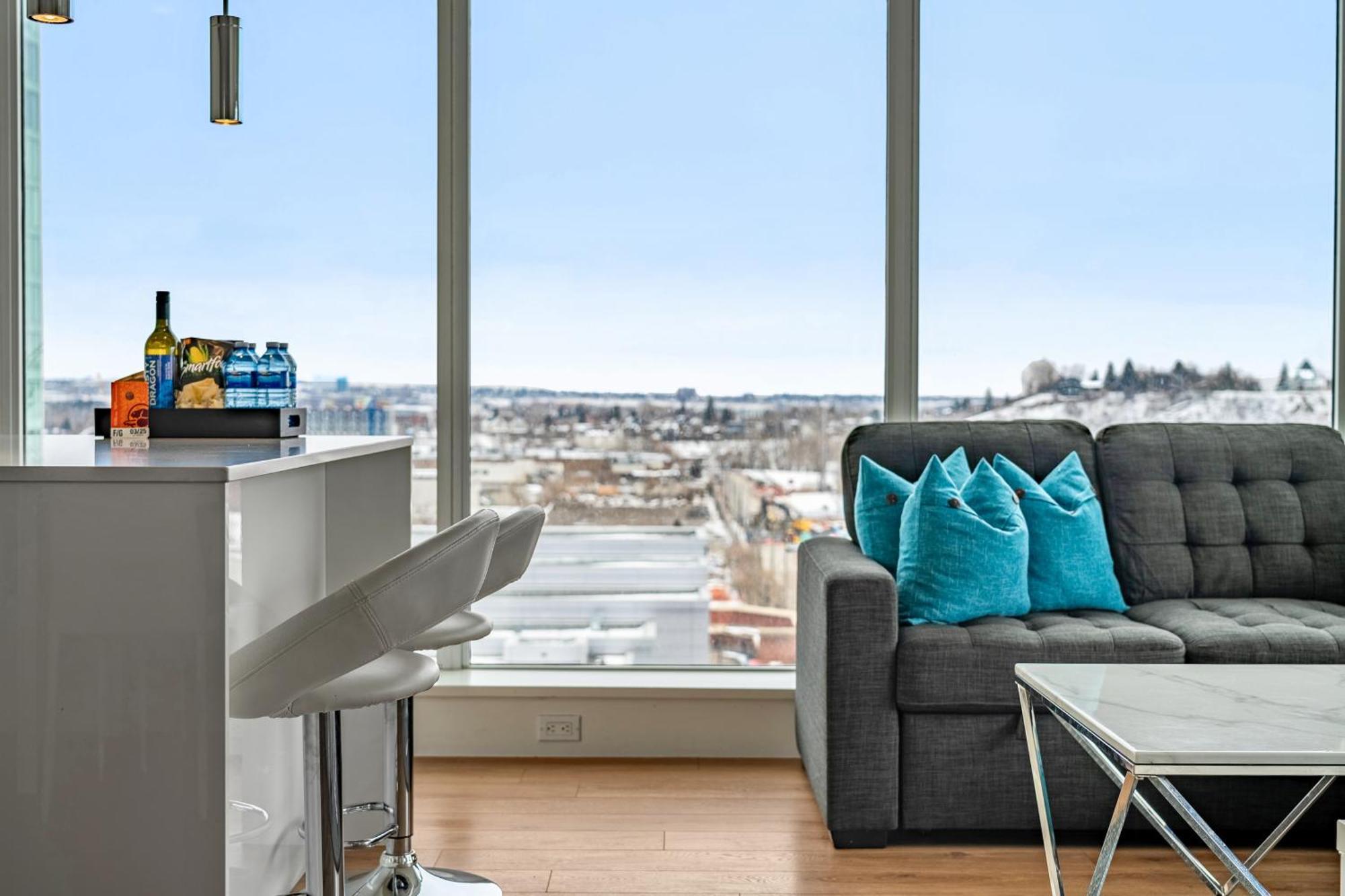 Unbeatable Downtown Experience- Walk To Bars, Casino, Stampede & Saddledome Plus Bonus Banff Pass, Parking & Wine! Calgary Zewnętrze zdjęcie